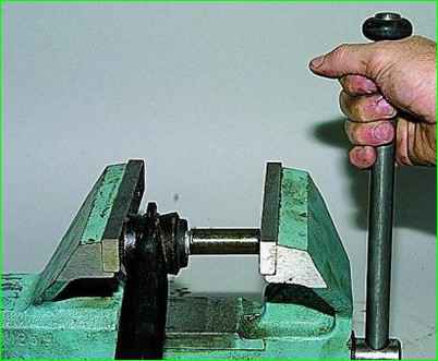 Снятие нижней продольной штанги