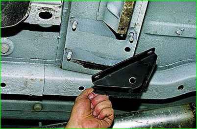 Снятие нижней продольной штанги