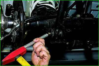 Снятие нижней продольной штанги