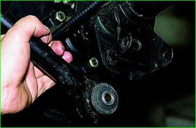 Снятие нижней продольной штанги