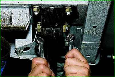 Снятие нижней продольной штанги