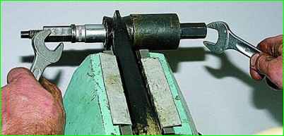 Снятие нижней продольной штанги