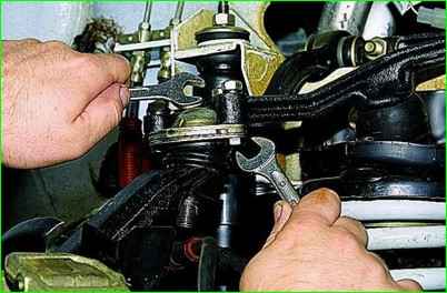 Заміна верхнього шарового шарніра Нива Шевролет