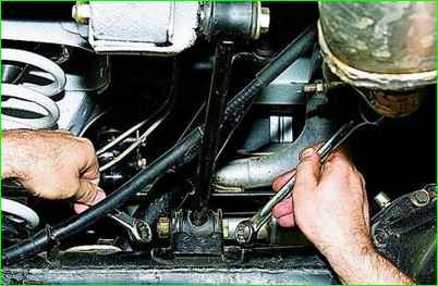 Снятие верхней продольной штанги  