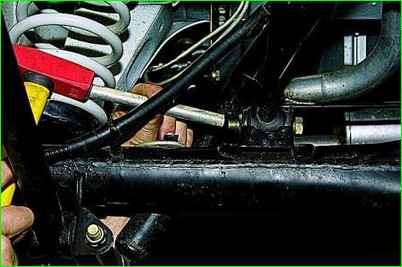 Снятие верхней продольной штанги  