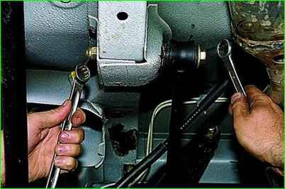 Снятие верхней продольной штанги  