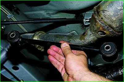 Снятие верхней продольной штанги  