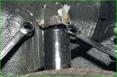 Ersetzen des Stoßdämpfers der Hinterradaufhängung