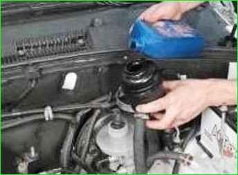 Replacing the hydraulic fluid of the Niva Chevrolet