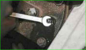 Bleeding the power steering system