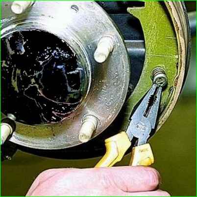 Bremsbeläge hinten ersetzen