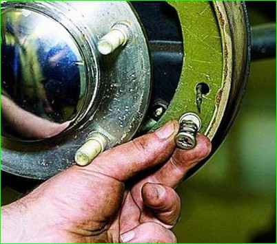 Bremsbeläge hinten ersetzen