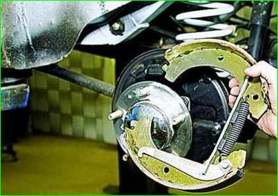 Bremsbeläge hinten ersetzen