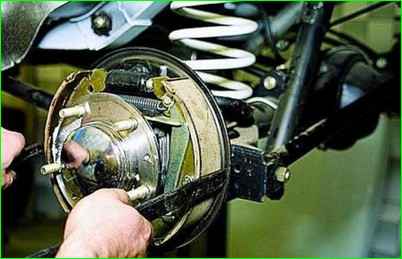 Bremsbeläge hinten ersetzen