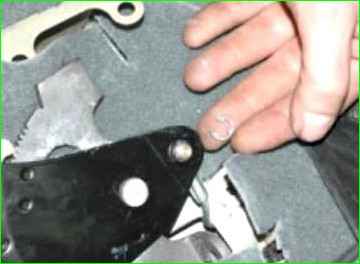 Замена рычага и переднего троса стояночного тормоза