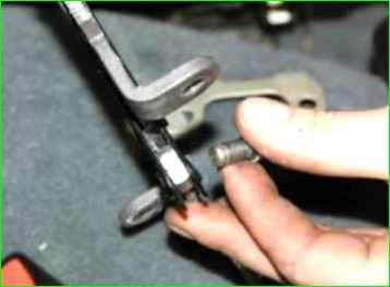 Замена рычага и переднего троса стояночного тормоза