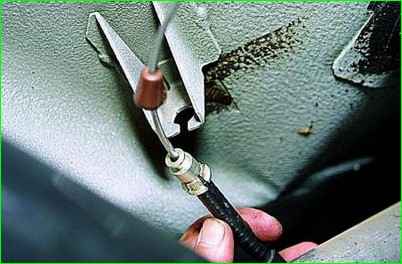 Замена заднего троса стояночного тормоза