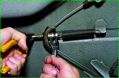 Замена заднего троса стояночного тормоза