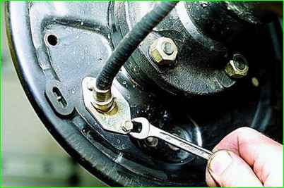 Замена заднего троса стояночного тормоза
