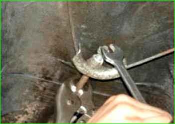 Замена заднего троса стояночного тормоза