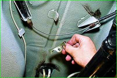 Замена заднего троса стояночного тормоза