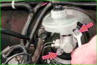 Снятие и установка вакуумного усилителя