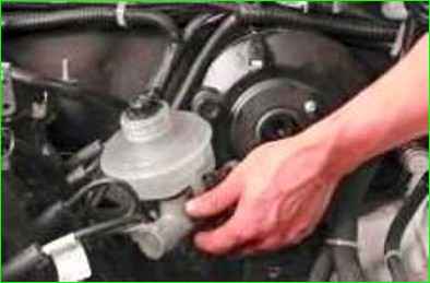 Снятие и установка вакуумного усилителя