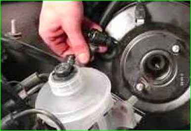 Снятие и установка вакуумного усилителя