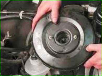 Снятие и установка вакуумного усилителя