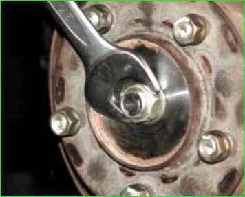 Как заменить тормозной диск Нива Шевроле