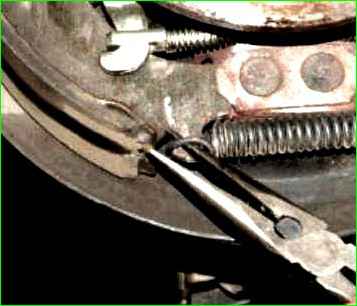 Bremsbeläge hinten ersetzen