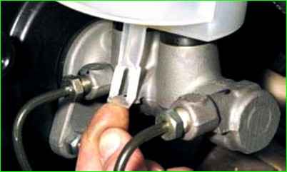 Тежегіш цилиндрінің негізгі резервуарын алу және орнату