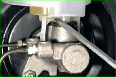 Тежегіш цилиндрінің негізгі резервуарын алу және орнату