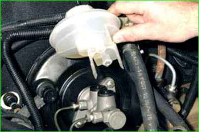 Тежегіш цилиндрінің негізгі резервуарын алу және орнату