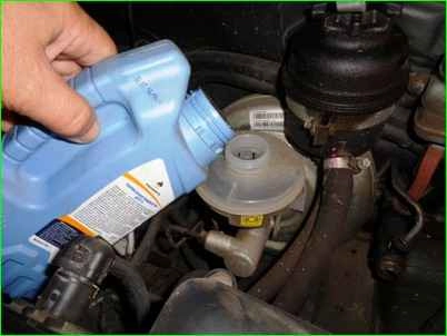 Adding fluid to the brake hydraulic reservoir Adding fluid to the brake hydraulic reservoir