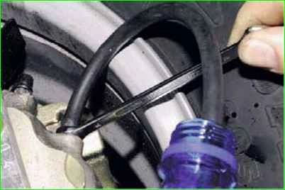 Bleeding the brake system Bleeding the brake system