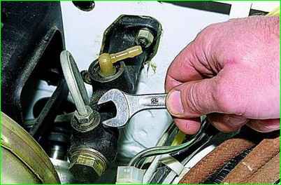 How to replace the clutch cylinders of the Niva Chevrolet