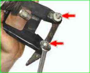 Тісті беріліс таңдау механизмінің жетекін бөлшектеу және құрастыру