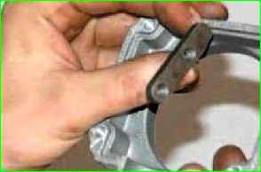 Тісті беріліс таңдау механизмінің жетекін бөлшектеу және құрастыру