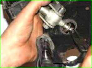 Тісті беріліс таңдау механизмінің жетекін бөлшектеу және құрастыру