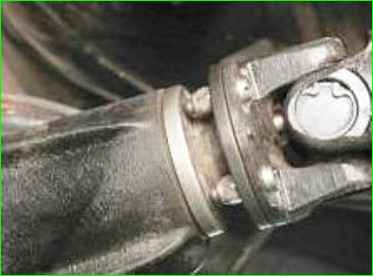 Проверка герметичности уплотнений заднего моста