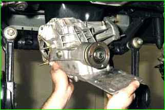 ВАЗ-2123 автокөлігінің алдыңғы осьтік беріліс қорабын қалай бөлшектеу және жинау керек