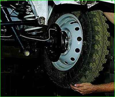 How to remove the axle shaft of a VAZ-2123 car