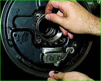 How to remove the axle shaft of a VAZ-2123 car