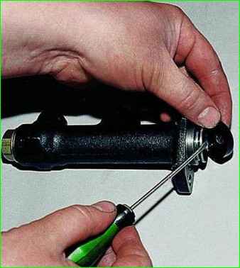 How to replace the clutch cylinders Niva Chevrolet