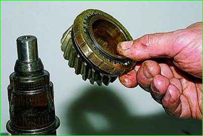 Разборка вторичного вала КПП