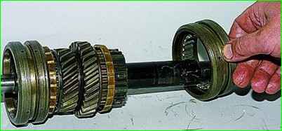 Разборка вторичного вала КПП