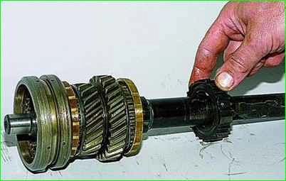 Desmontaje del eje de caja de cambios secundario