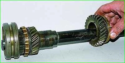 Desmontaje del eje de caja de cambios secundario