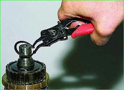 Desmontaje del eje de caja de cambios secundario